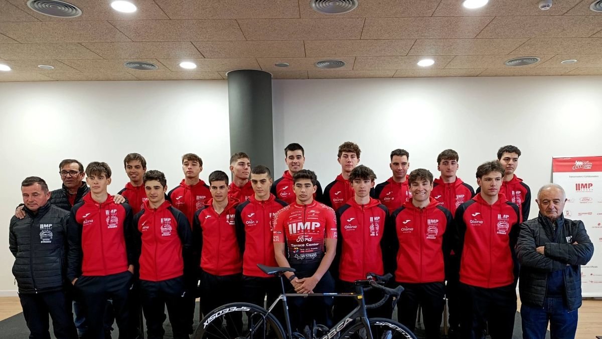 L'equip al complet del Club Ciclista Campclar durant la seva presentació.