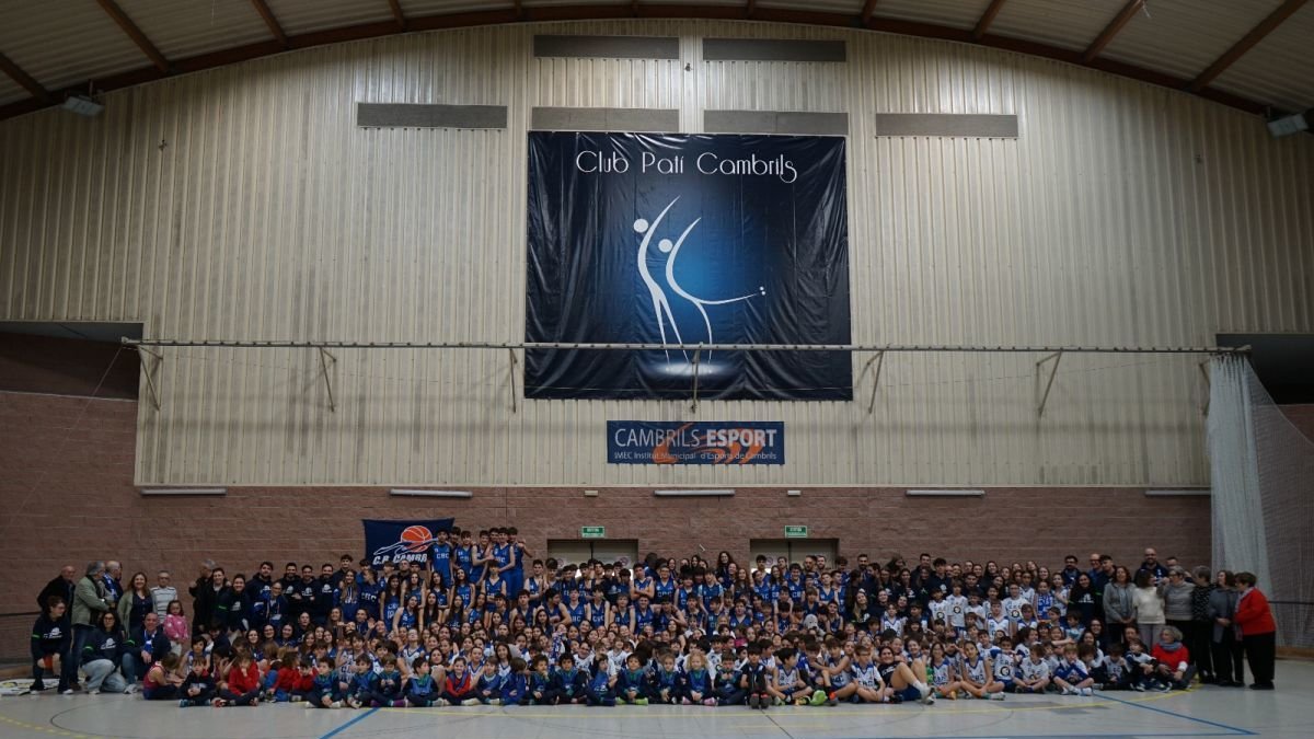 Imagen de familia de todos los equipos del CB Cambrils durante el día de la presentación en el pabellón 2 del Palau Municipal de Deportes de Cambrils.