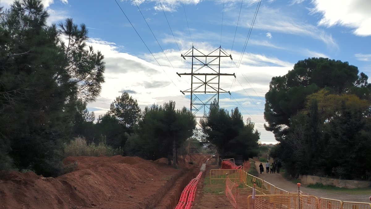 La rasa, els tubs per a la línia subterrània i una torre.