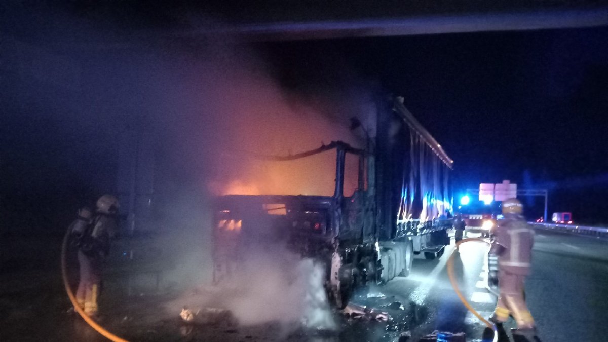 Els bombers treballant en l'incendi del camió.
