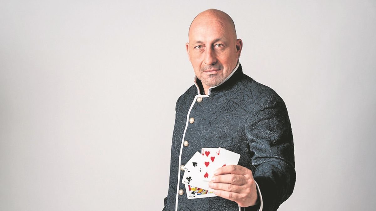 El mag Jordi Caps oferirà tres sessions de màgia de prop. 