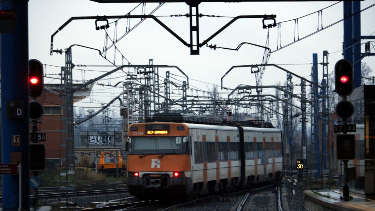 Un tren de la RL3 surt de l'estació de Lleida cap a Cervera.