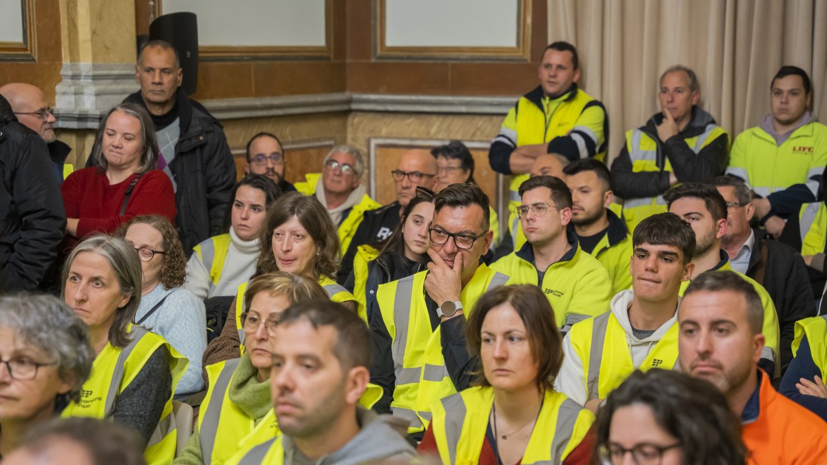 Més d’un centenar de treballadors van assistir al ple de l’Ajuntament de Valls.