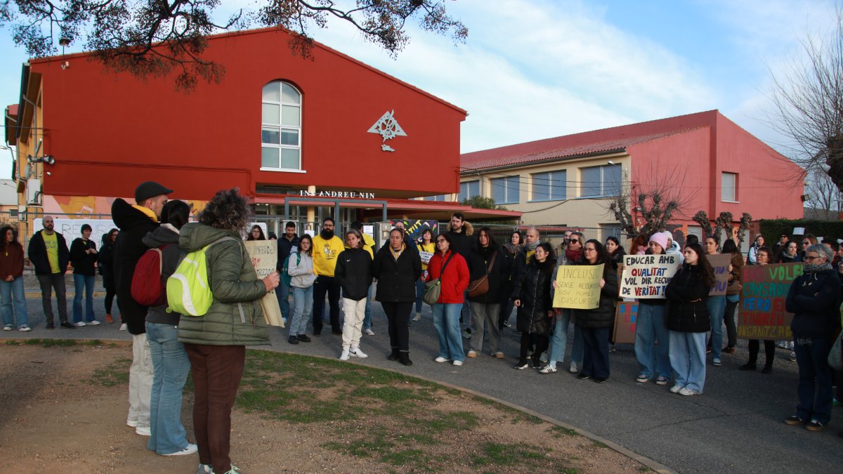 Mestres que fan vaga llegint un manifest al punt de trobada del Vendrell.