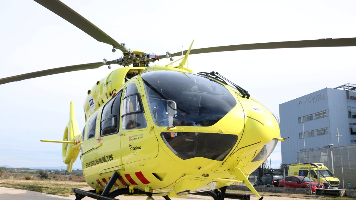 Un helicòpter medicalitzat del SEM a l'heliport de l'Hospital Parc Taulí de Sabadell.
