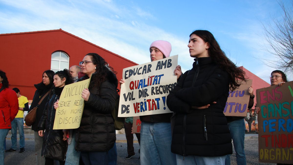 Maestros que hacen vaga con carteles revindicativos durante la lectura de un manifiesto en el punto de encuentro del Vendrell
