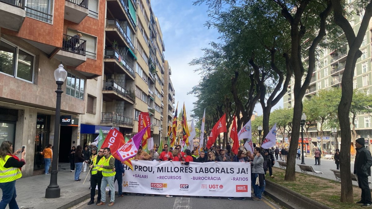 Imatge de la capçalera de la manifestació de professors a Tarragona.