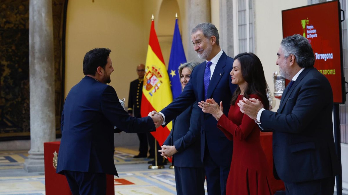 El rey de España, Felipe VI, saludando al alcalde de Tarragona, Rubén Viñuales, durante la entrega del Premio Nacional del Deporte.