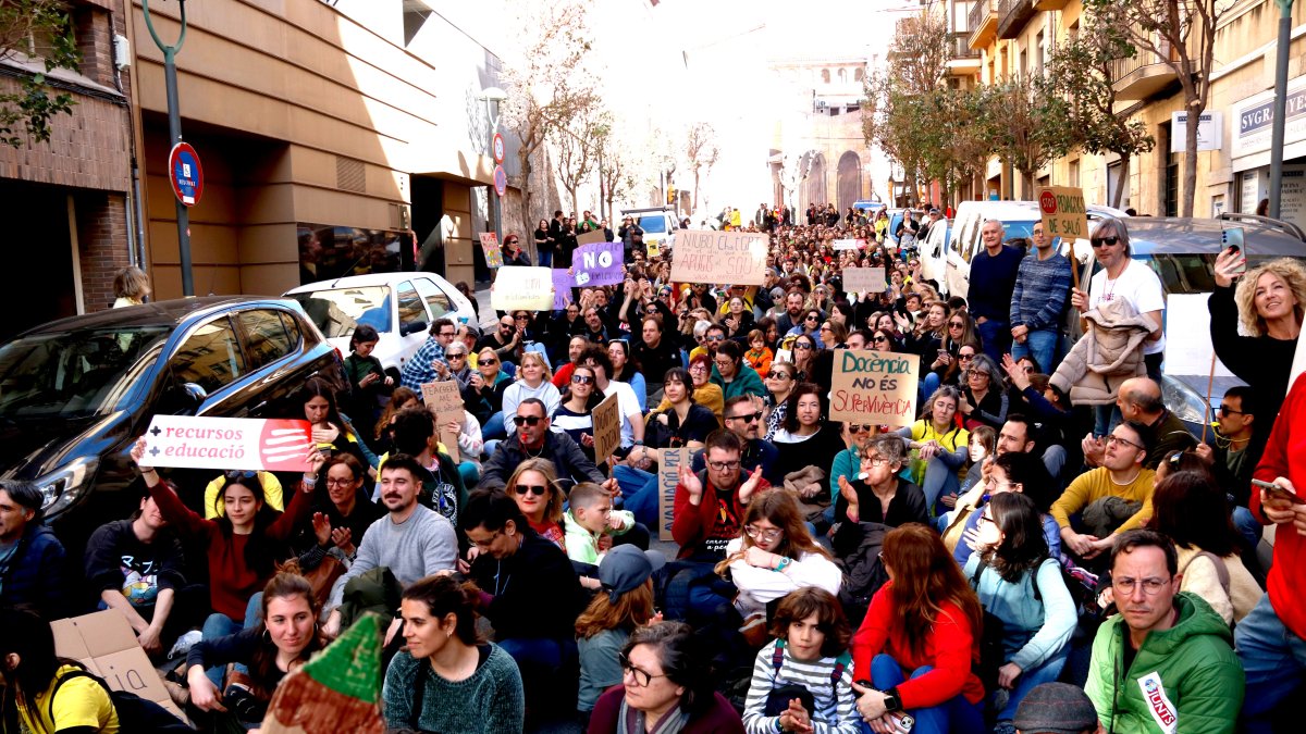Els mestres es van asseure davant la seu del Departament