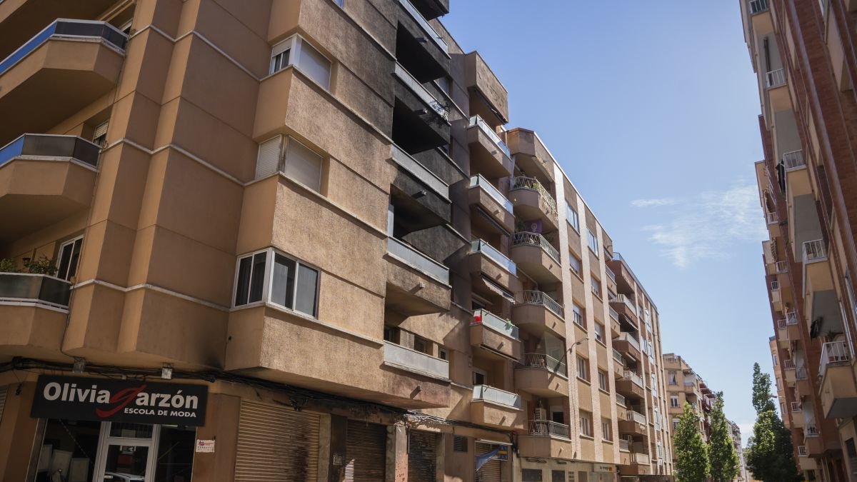 Fotografía del bloque|bloc de pisos afectado por|para el incendio en la calle de Lepanto de Reus.