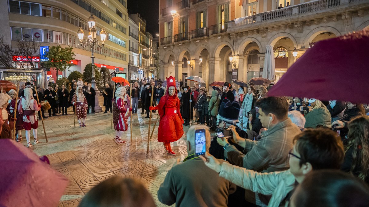 Fotografía de la actuación de los Set Pecats Capitales en Reus, finalmente cancelada por culpa de la lluvia.