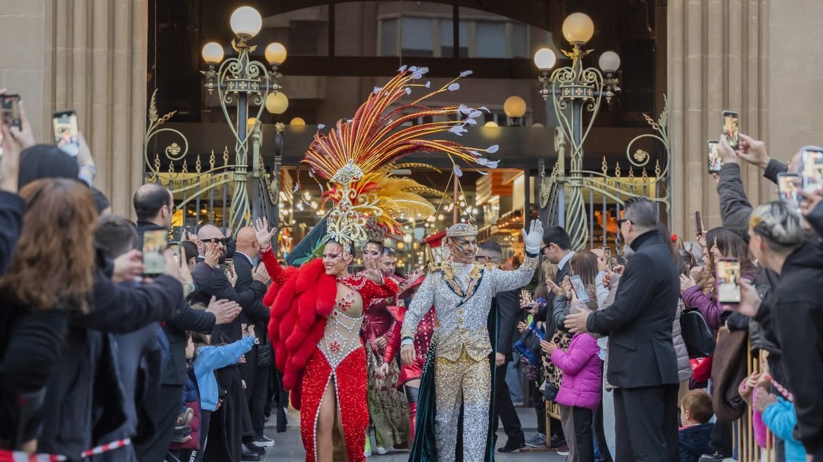 Ana Belén Romero y Dani Medina saludando al público mientras hacen la entrada a plaza.