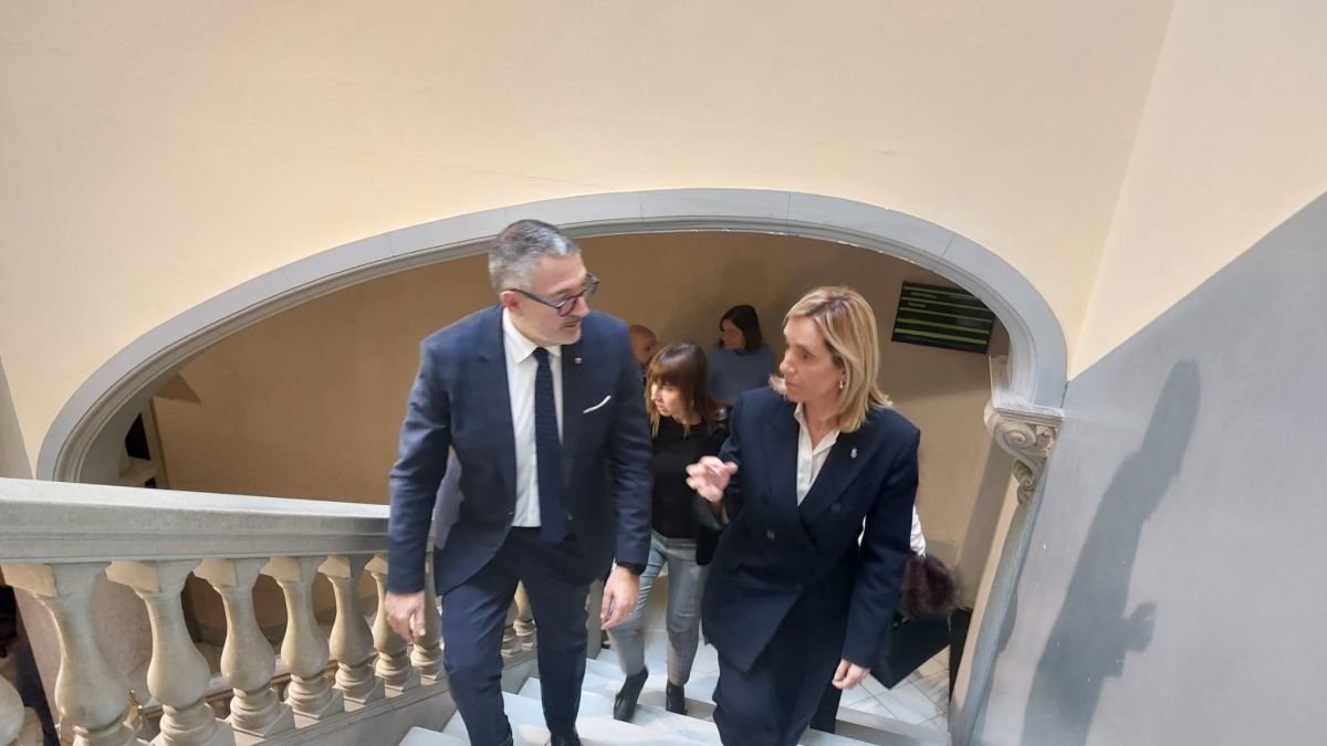 El conseller Miquel Sàmper, junto a la alcaldesa de Valls, Dolors Farré, durante su visita al municipio este miércoles.