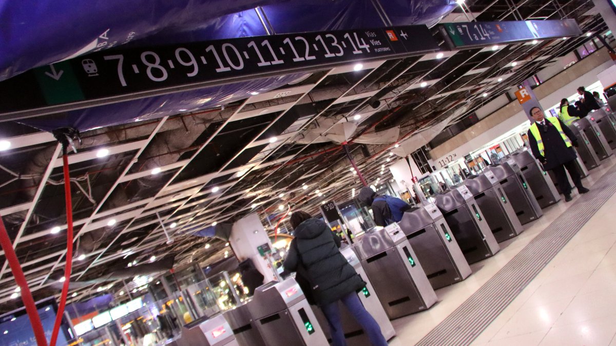Las validadoras para acceder a los andenes de Rodalies en la estación de Sants