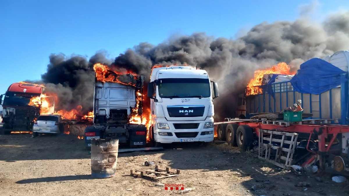 Imagen del incendio que afecta varios coches y camiones.