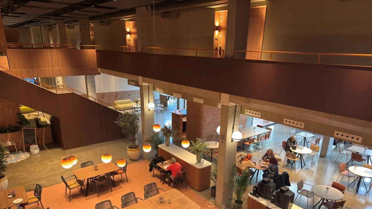 El Casa Roma Hostel Boutique ofereix servei de cafeteria i restaurant.