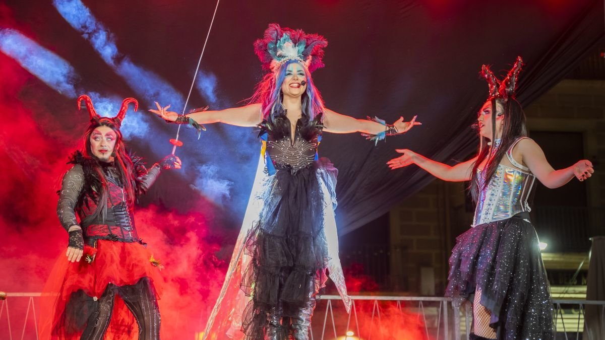 L’acte d’invocació i proclamació al Mercadal va obrir aquest dijous al vespre oficialment els dies de festa amb música, confeti i to crític carnavalesc.