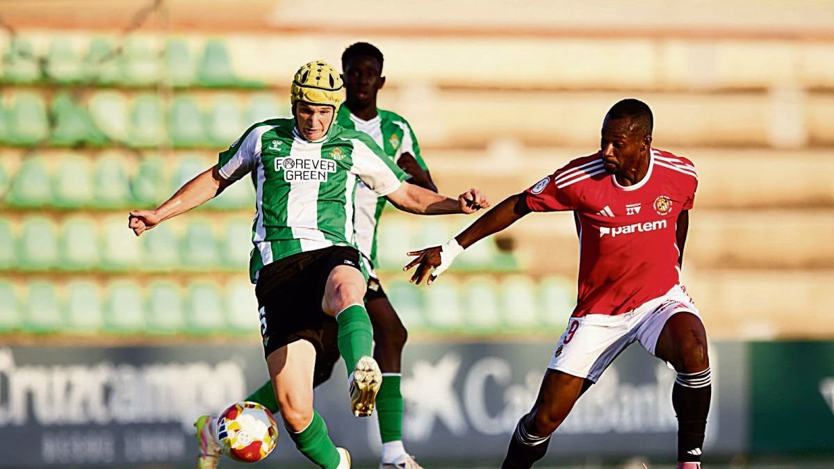 El davanter del Nàstic Cedric Omoigui durant el partit d’anada contra el Betis Deportivo.