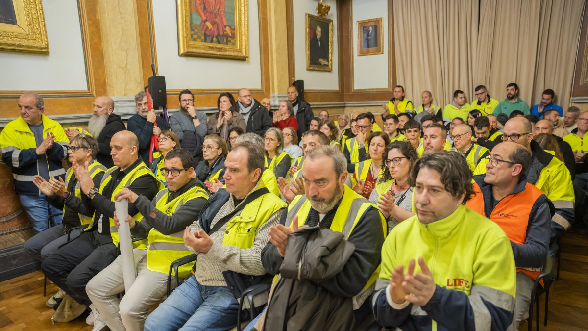 Els treballadors van assistir a un ple a Valls per tractar la situació.