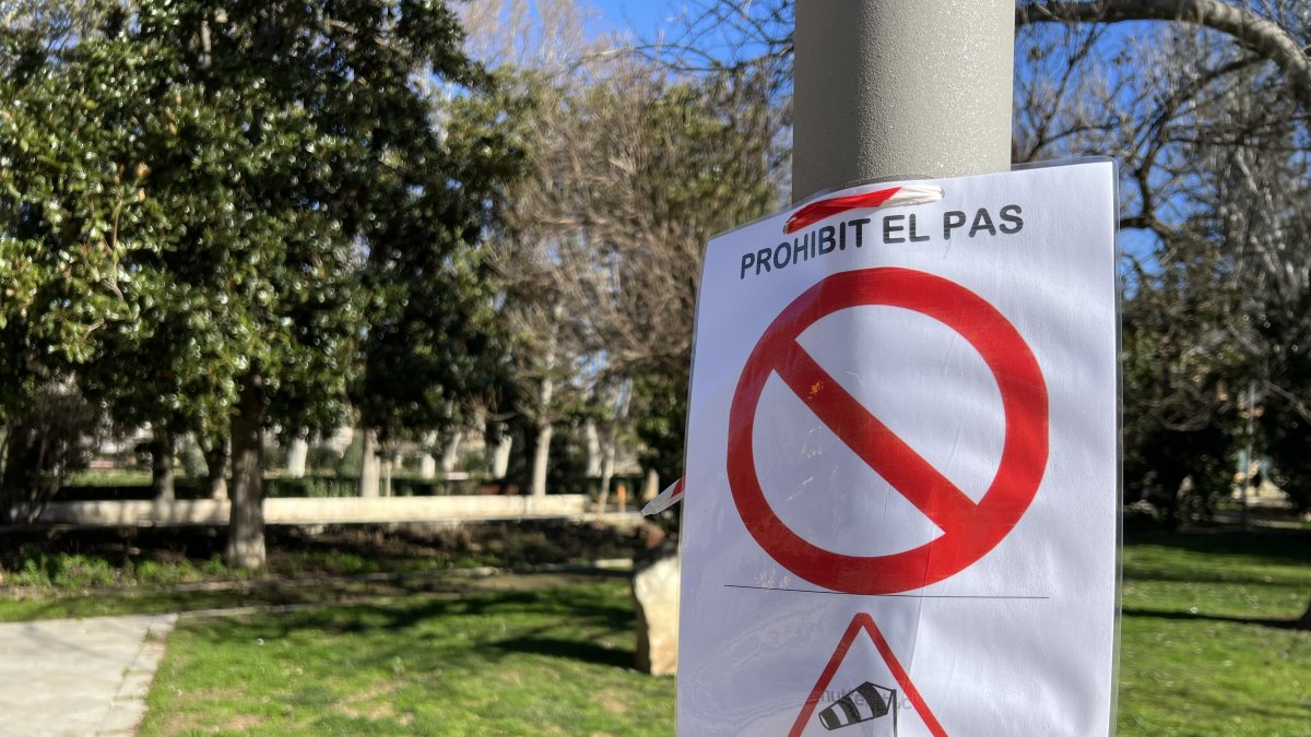 Un rètol que prohibeix el pas als Camps Elisis de Lleida pel fort vent