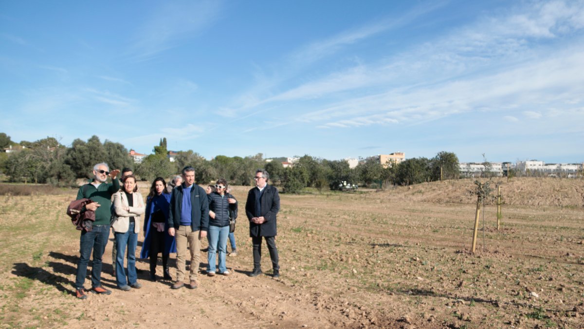 La consellera de Territori, Sílvia Paneque, en una visita a la zona de les Madrigueres del Vendrell