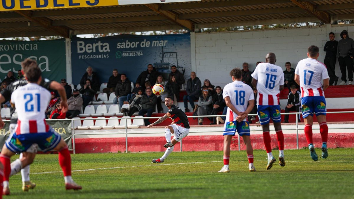 El capità del Reus Xavi Jaime executant una falta directa que gairebé acaba en golàs.