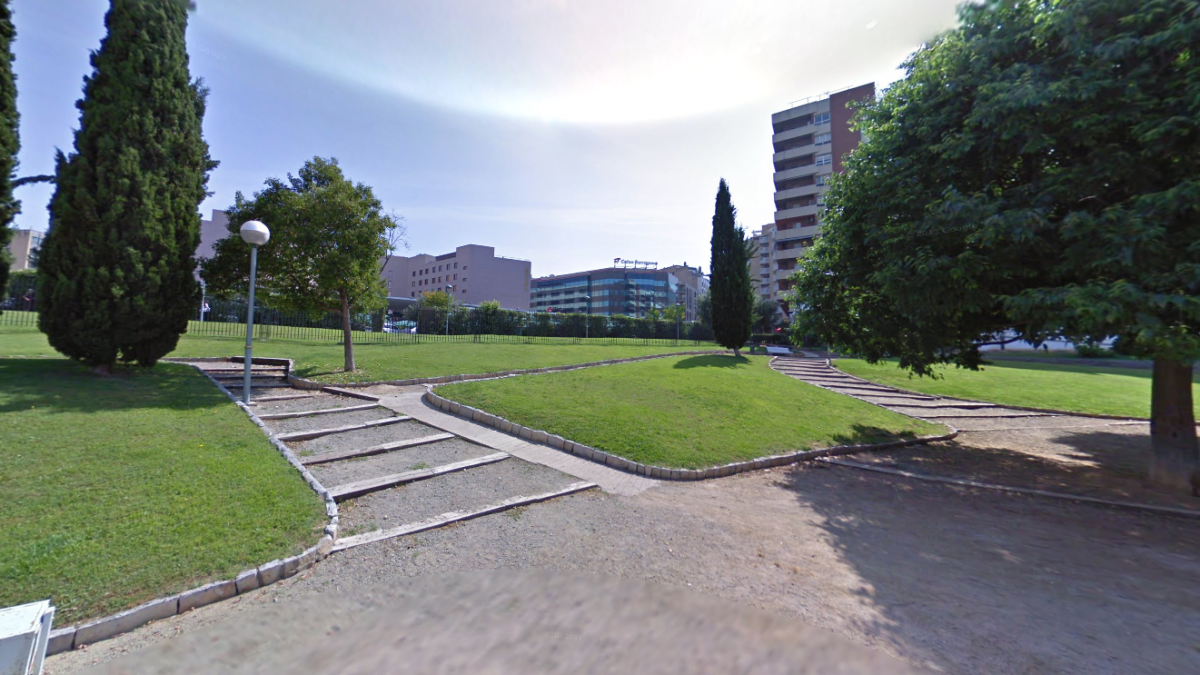 La rampa actual està integrada a unes escales i no compleix amb els requisits que estableix el Codi d’accessibilitat de Catalunya.