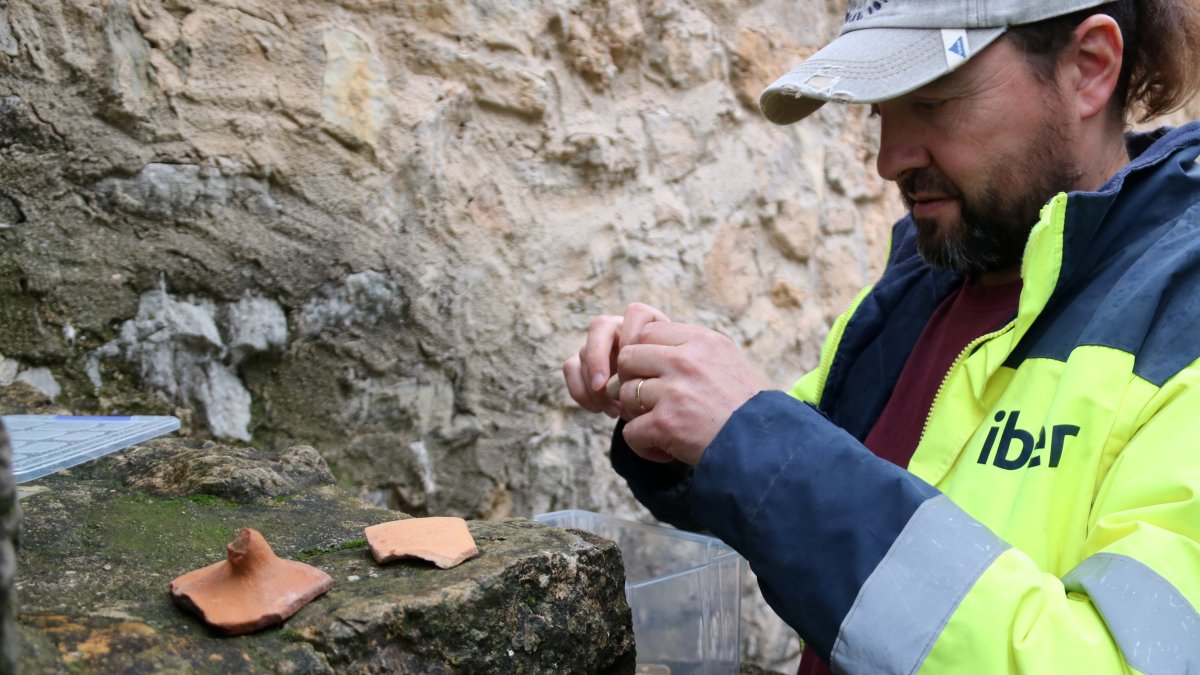L'arqueòleg Ramon Ferrer mostrant alguns fragments de ceràmiques antigues trobades al Castell de Paüls.