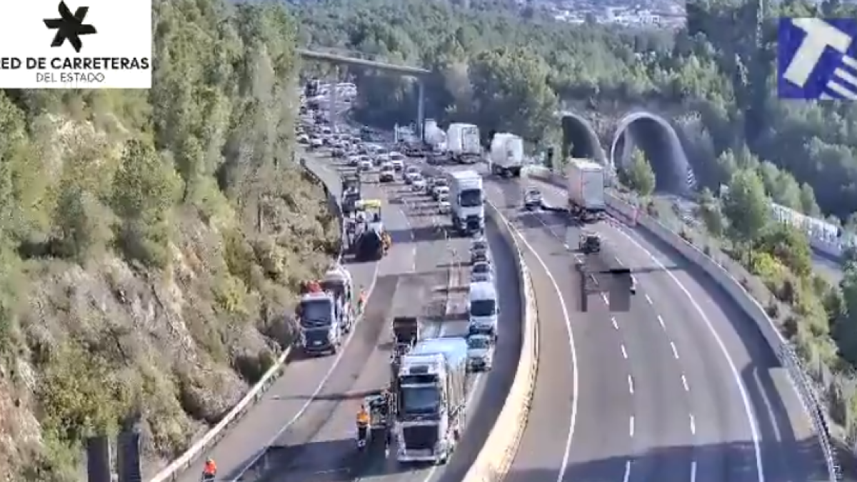 Imatge de les retencions a Tarragona per unes obres d'asfaltat.
