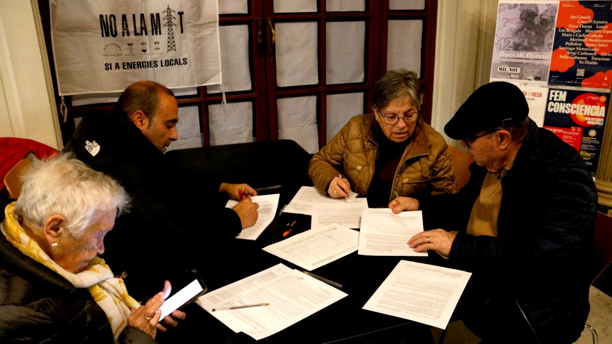 Diverses persones signant les al·legacions contra la MAT entre Catalunya i Tarragona.