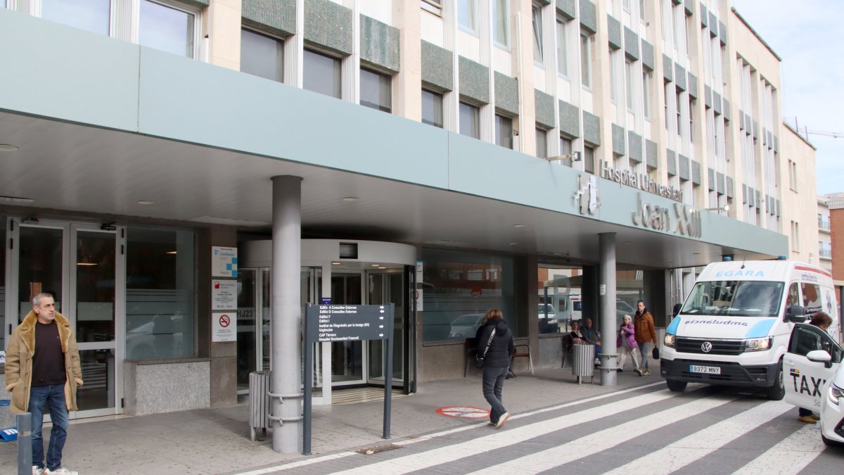 Imatge de l'exterior de la porta principal de l'hospital Joan XXIII de Tarragona, aquest dilluns.