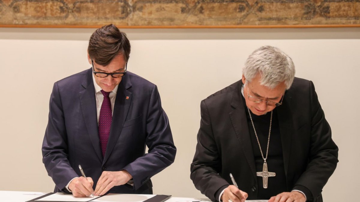 El president de la Generalitat, Salvador Illa, i el president de la Conferència Episcopal Tarraconense, Joan Planellas, van signar ahir el conveni.