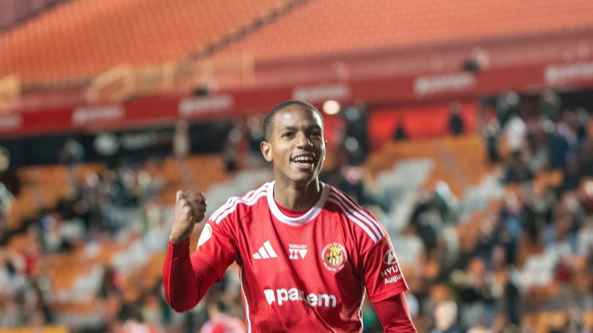 L'extrem francès del Nàstic Keyliane Abdallah celebrant el seu gol.