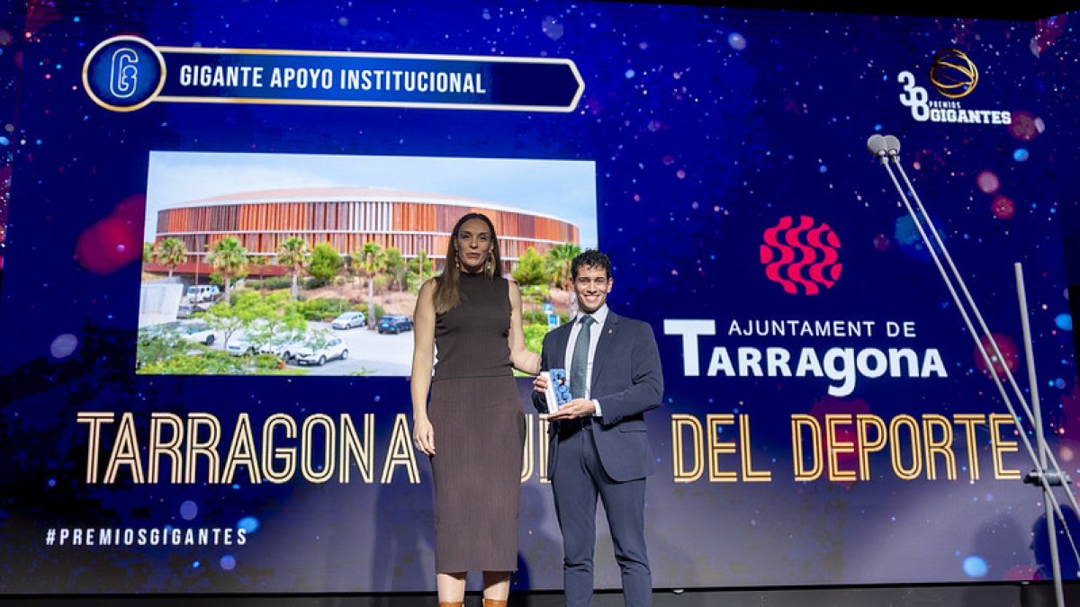 El conseller Mario Soler recollint el guardó que reconeix Tarragona com a millor ciutat esportiva.