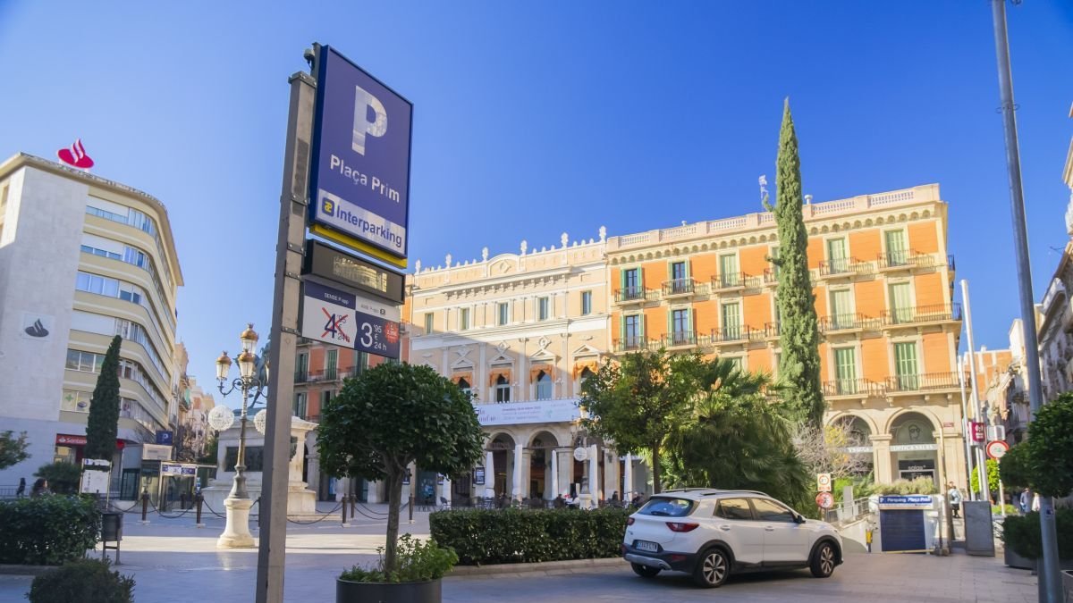 Fotografía de archivo de un vehículo accediendo al parking de la plaza de Prim de Reus.