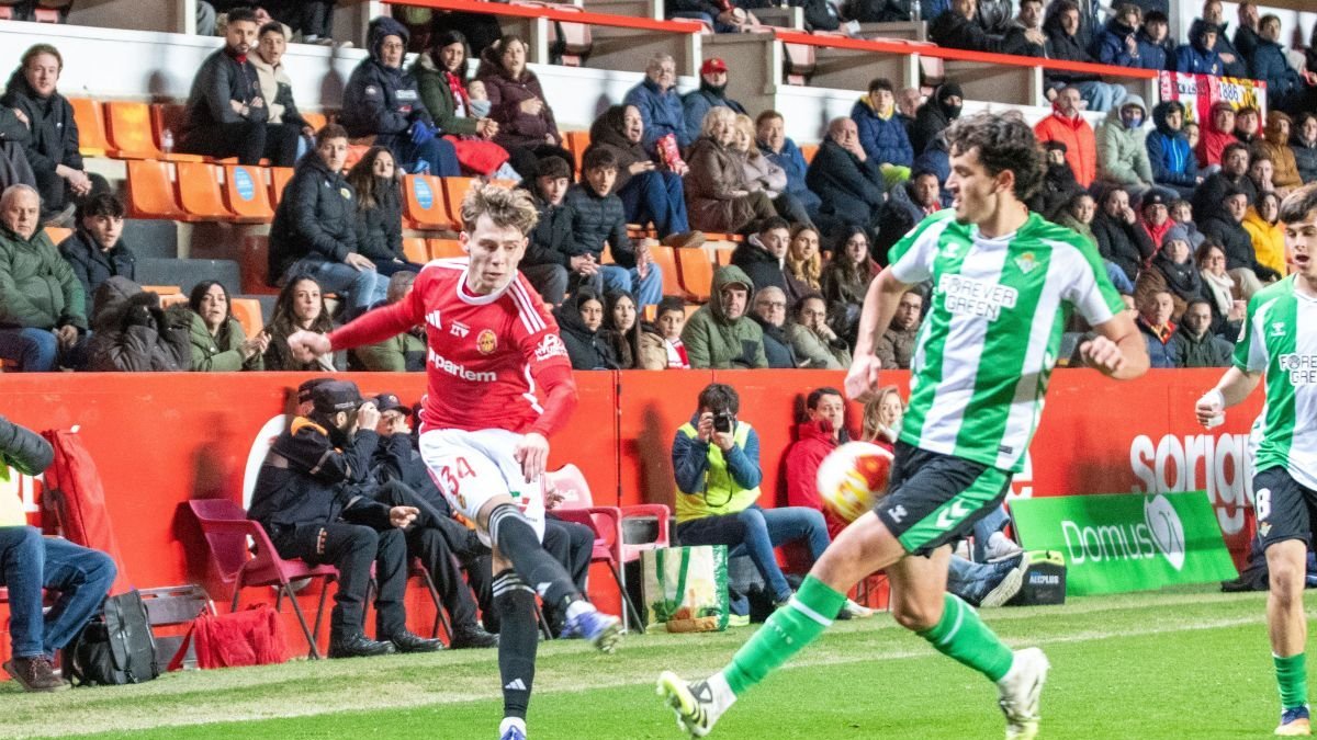 Pol Cid en una acció durant el dia del seu debut amb el primer equip del Nàstic.