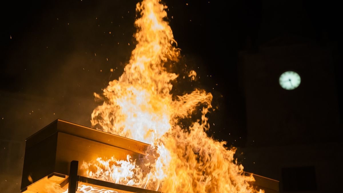 La crema de Sa Majestat va tenir lloc a la plaça del Mercadal davant d'una expectant multitud.