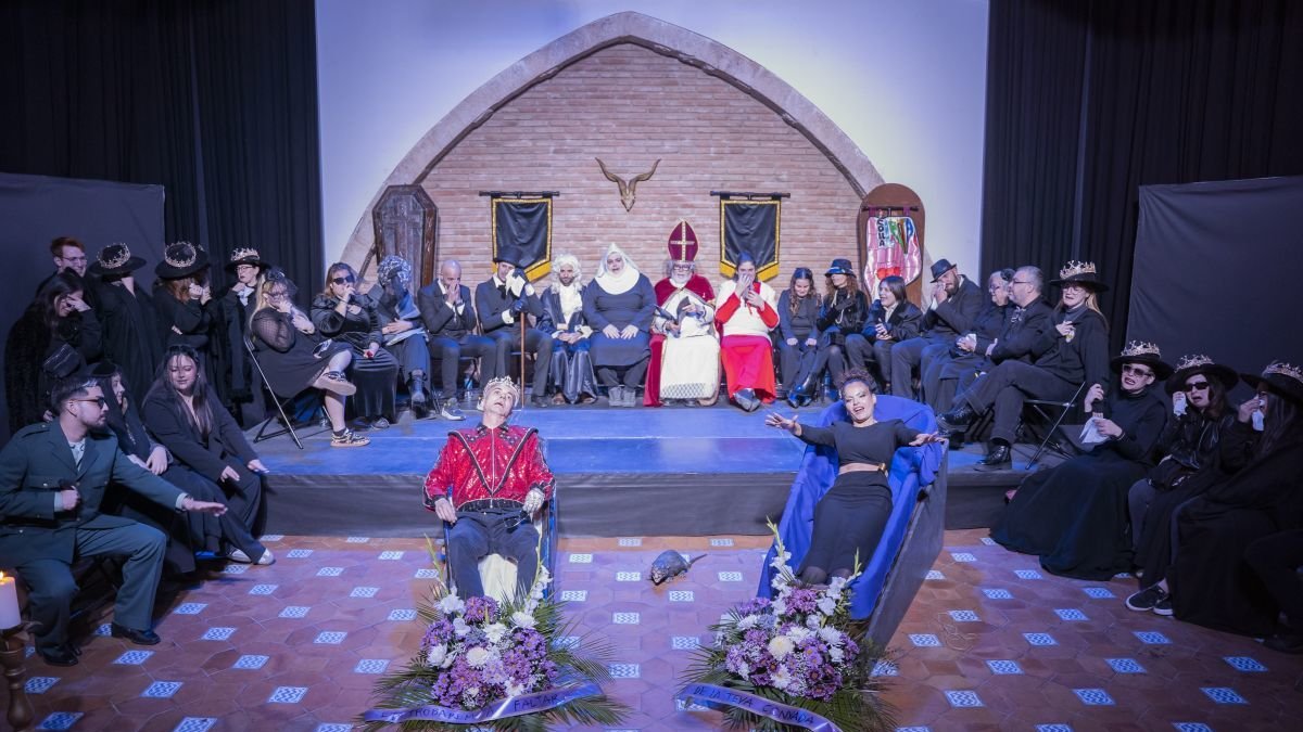 Imagen del velatorio de la Reina Carnestoltes y su Concubí, que tuvo lugar en el Antic Ajuntament
