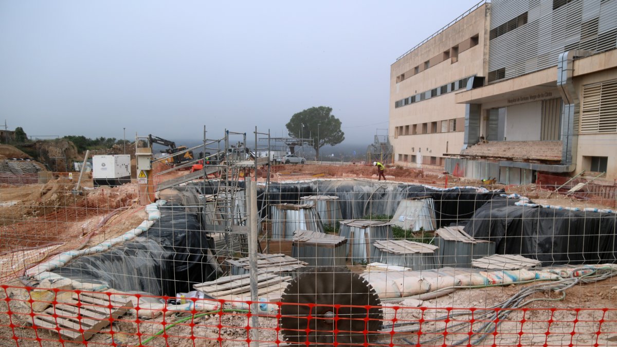 Obres d'ampliació a l'HUTVC amb els treballs previs a la fonamentació del nou edifici.