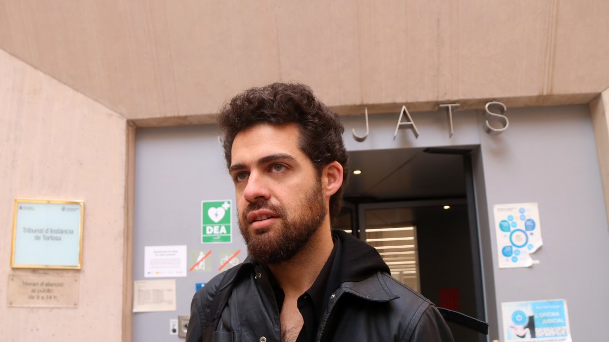 L'artista Josep Pinyol davant l'entrada principal de l'edifici dels jutjats de Tortosa