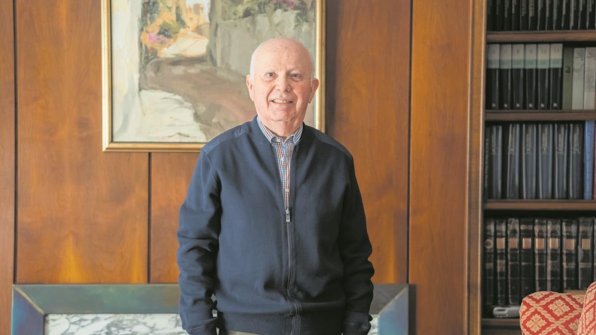 Salvador-J. Rovira i Gómez es profesor jubilado de Historia Moderna de la URV y especialista en nobiliaria.