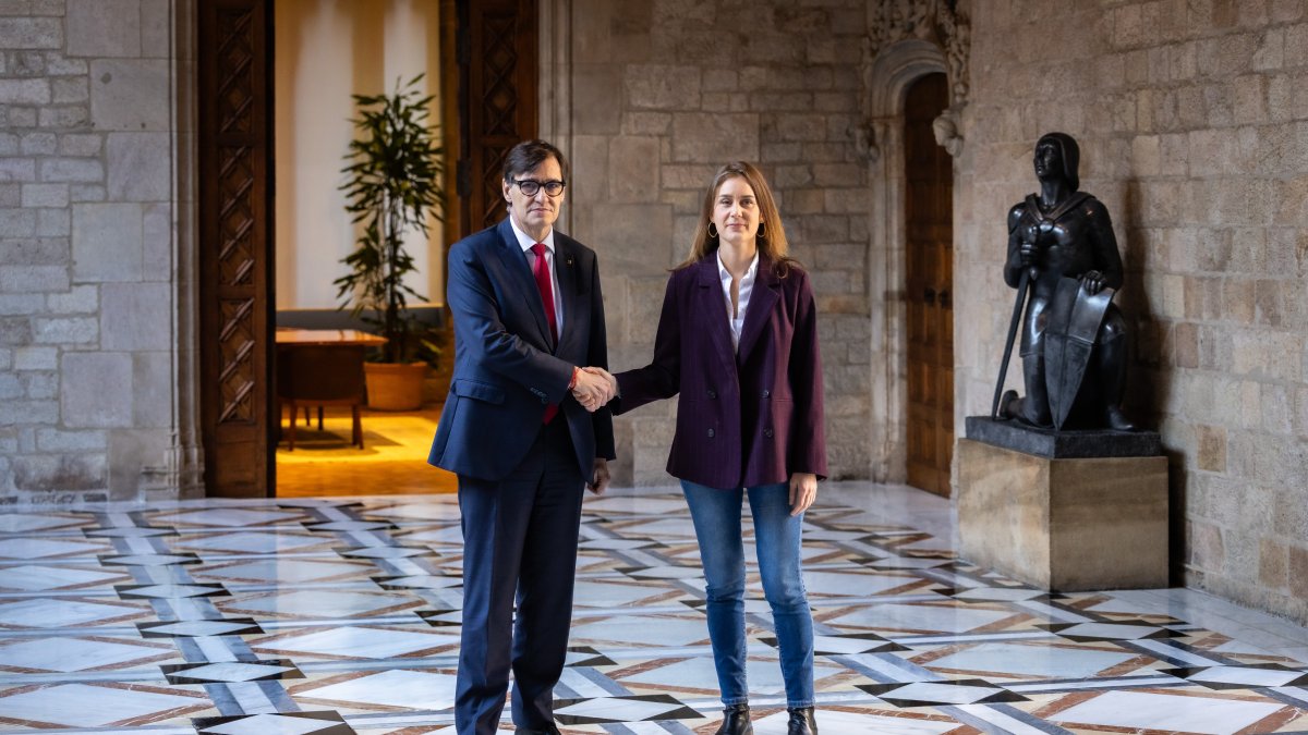 El president de la Generalitat, Salvador Illa, amb la presidenta dels Comuns al Parlament, Jéssica Albiach.