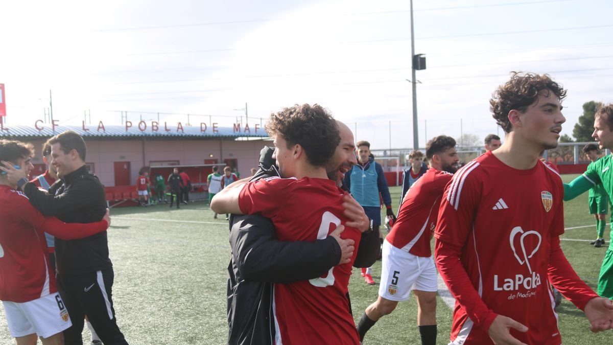 El técnico de la Pobla, Xavi Vilagut, celebrando con los jugadores la victoria contra el Valls.