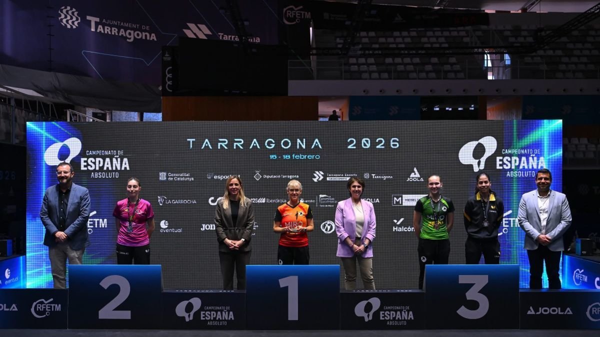 La jugadora del CTT Ganxets Natalya Prosvirnina en el centro de la imagen con el trofeo de campeona absoluta y, Renata Shypsha, con el bronce Gimeno celebrando el triunfo con la reusense Renata Shypsha.