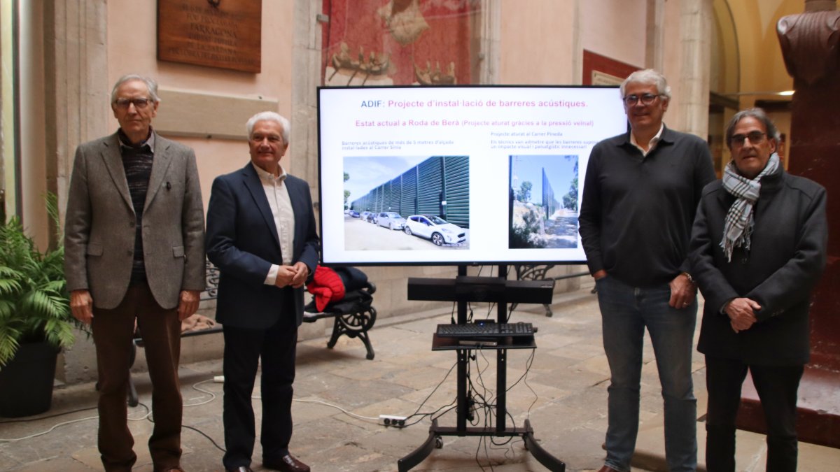 Miembros de la plataforma Mercancías por|para el Interior y de Juntos en el Ayuntamiento de Tarragona, después de la rueda de prensa