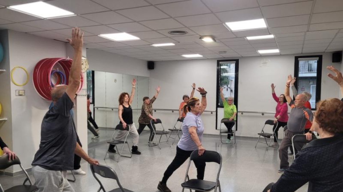 Imatge d'una foto de grup de Cambrils fent gimnàstica