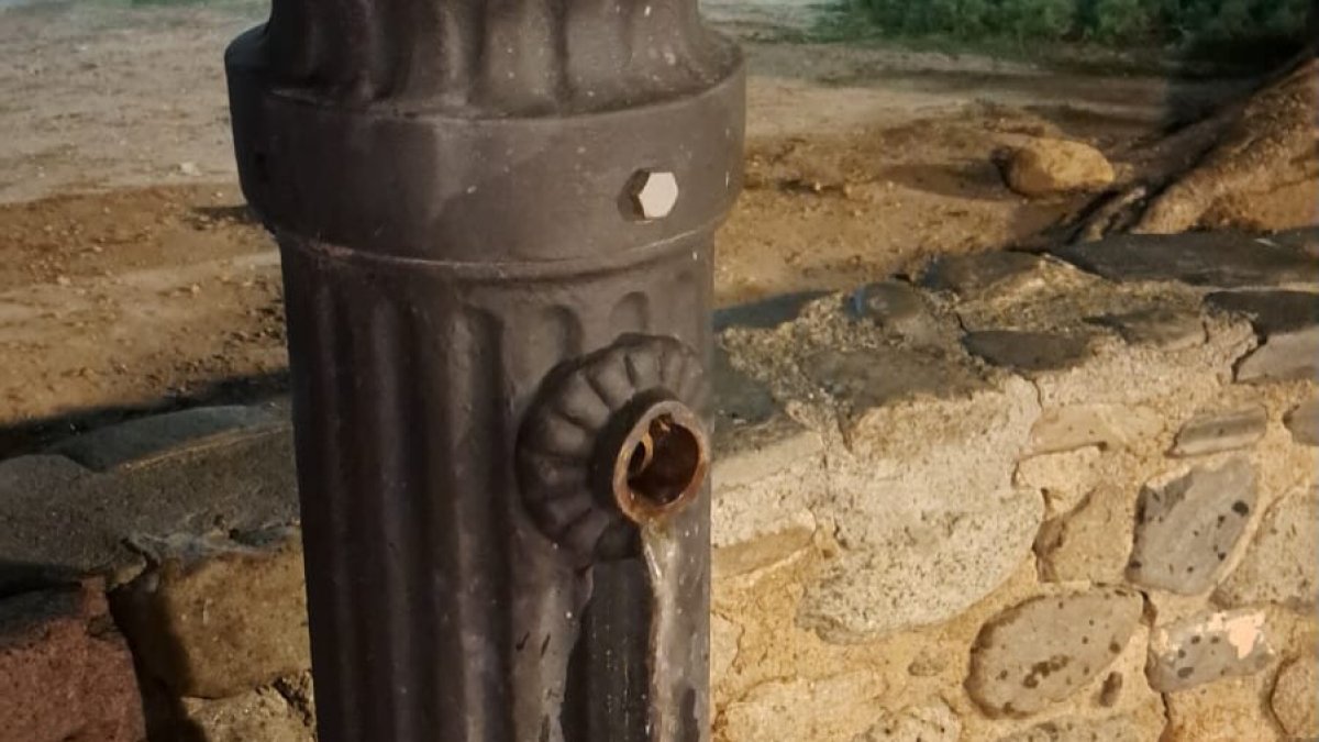 Imatge de com ha quedat una de les fonts de Montblanc després del robatori de l’aixeta.