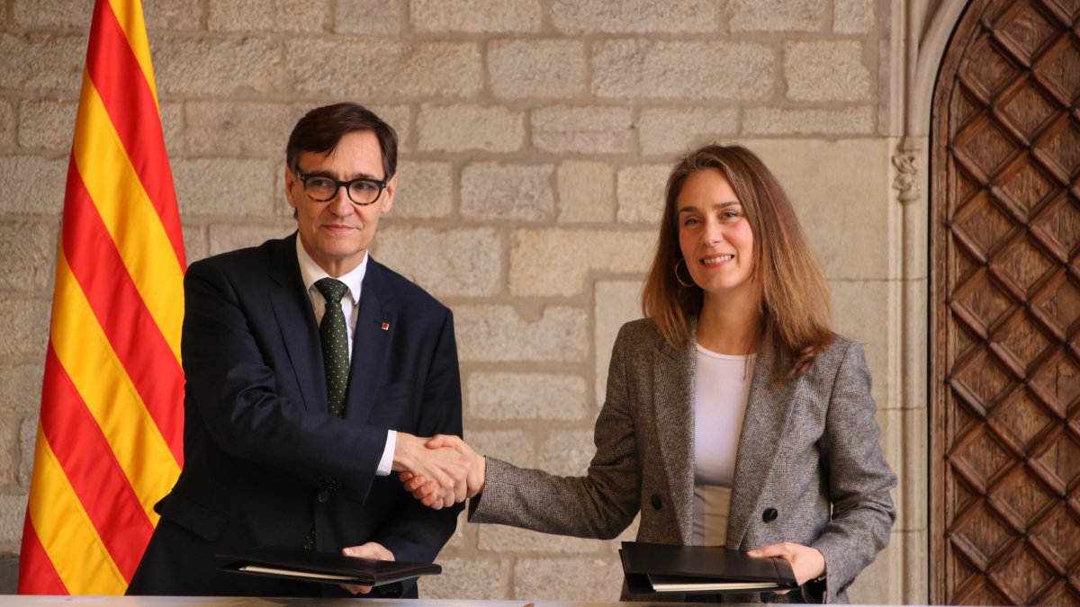El president de la Generalitat, Salvador Illa, i la presidenta dels Comuns al Parlament, Jéssica Albiach, signen l'acord per als pressupostos.