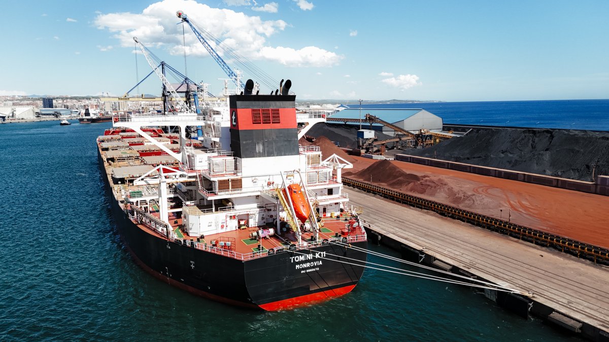 El vaixell MV TOMINI K11 atracat al Port de Tarragona