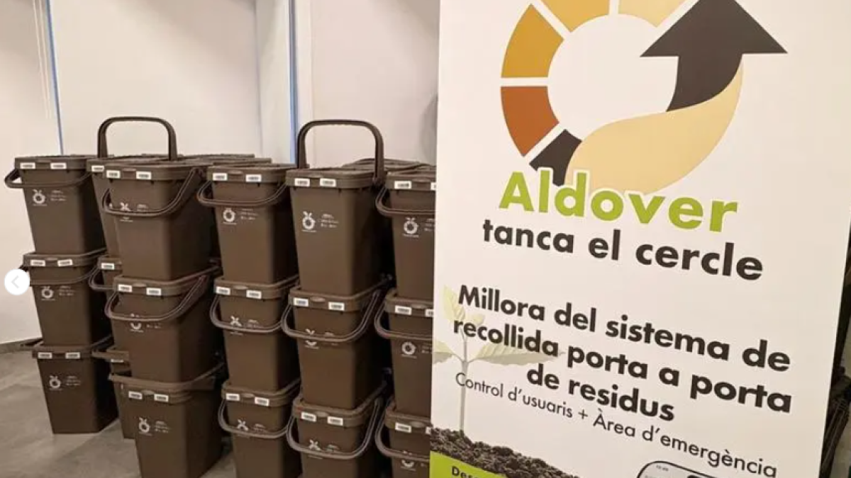 Cubos y carteles informativos de la recogida de fracción orgánica registrada en Aldover